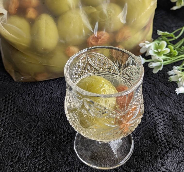 ガラスの器に入った青梅の甘露煮