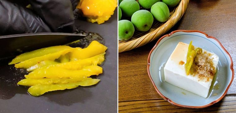 青梅のハーブしょうゆ漬けの実を包丁でカットしている所