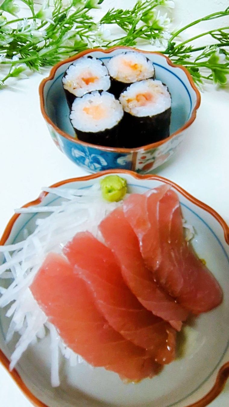 青梅のハーブしょうゆ漬けのしょうゆをかけた海苔巻きやお刺身