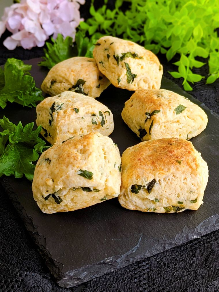 黒い器に盛り付けたスコーン