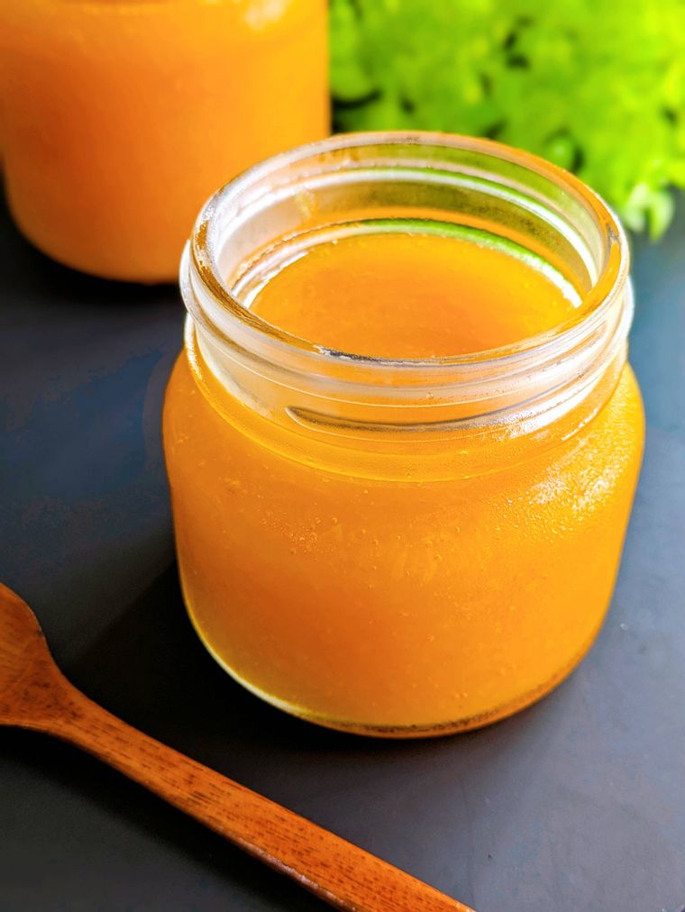 瓶に入った杏ジャムとスプーン