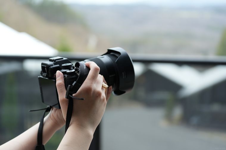 カメラで撮影している