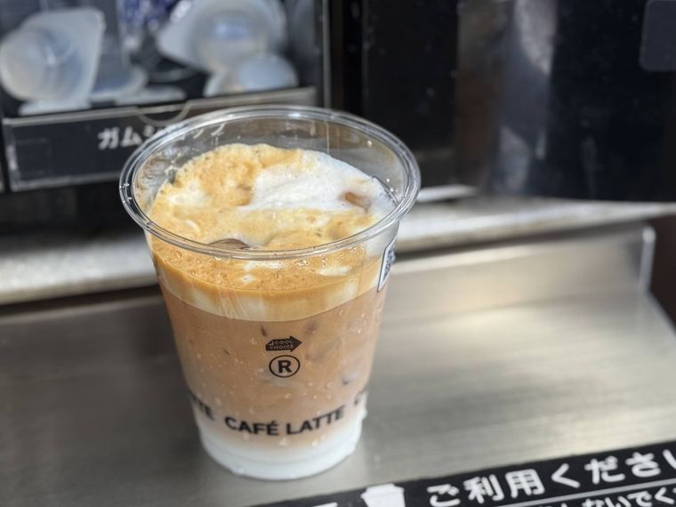 セブンカフェティーのアイスミルクティーが置かれている