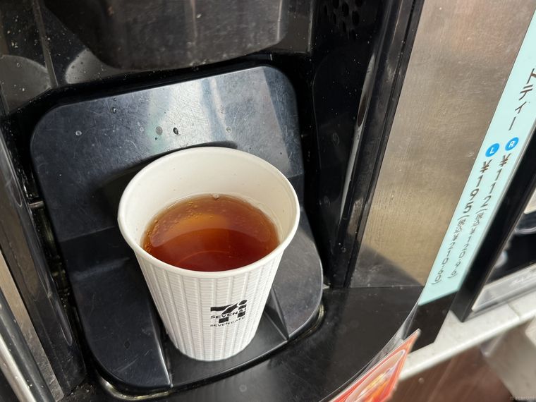 セブンカフェティーのホットティーが置かれている
