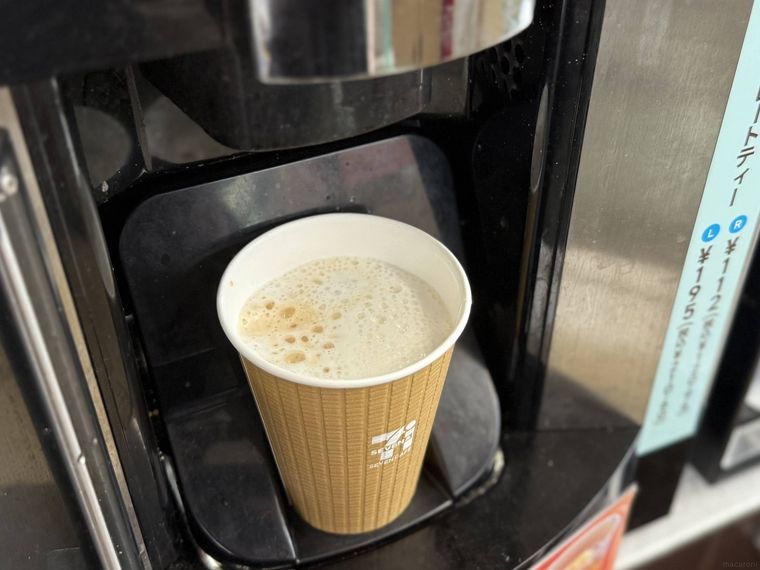 セブンカフェティーのホットミルクティーが置かれている