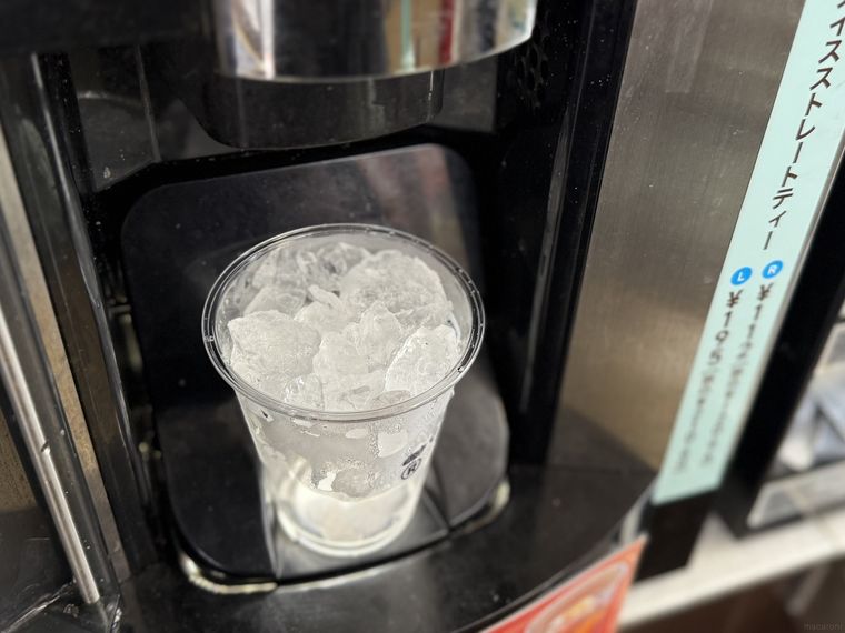 セブンカフェティーのアイスティー用のカップが置かれている