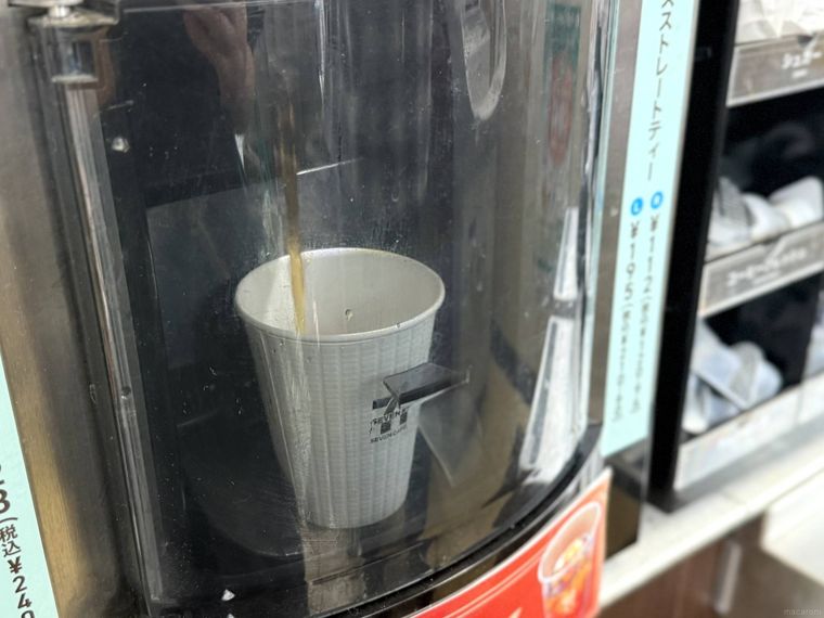 セブン-イレブンの紅茶マシンでホットティーが注がれている