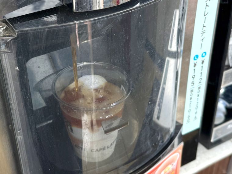 セブン-イレブンの紅茶マシンでアイスミルクティーが注がれている