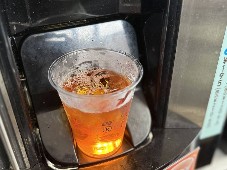 セブンカフェティーのアイスティーが置かれている