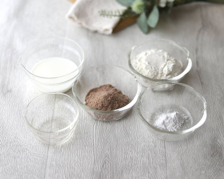 小麦粉、パンケーキの材料の牛乳、ベーキングパウダー、プロテイン、みりんをガラス容器に入れたもの