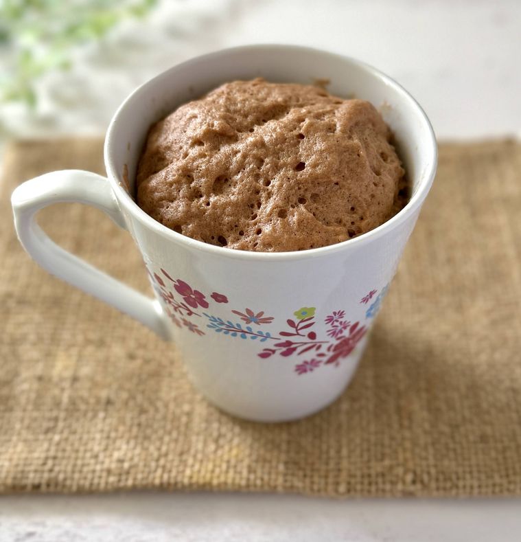 花柄入りの白いマグカップで作ったマグカップケーキ