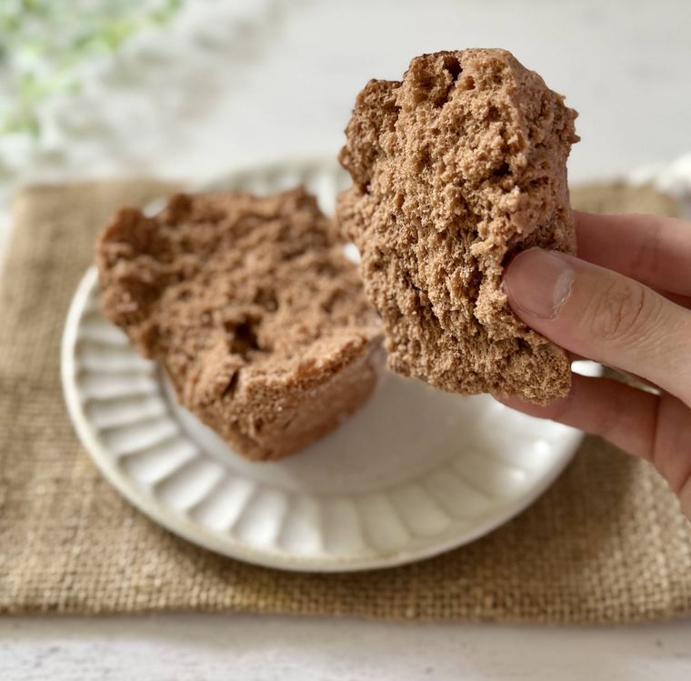 マグカップから出して半分に割ったマグカップケーキを食べる