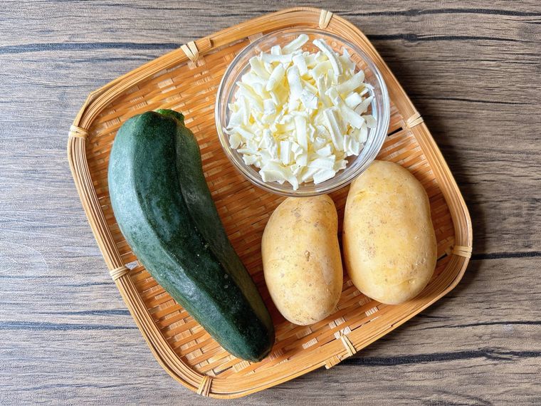 ズッキーニ、じゃがいも、チーズのフライパン蒸しの材料