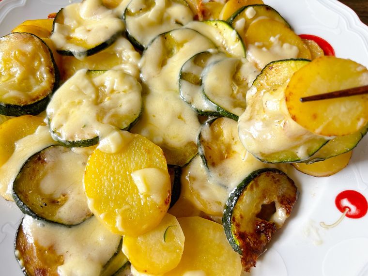 ズッキーニ、じゃがいも、チーズのフライパン蒸しを取り分ける様子