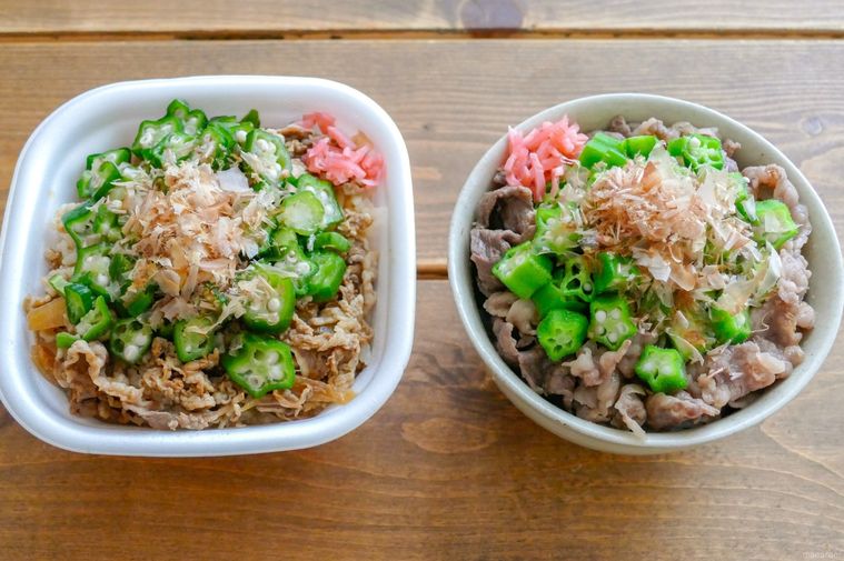 すき家のかつぶしオクラ牛丼と手作りのかつぶしオクラ牛丼風を並べた様子