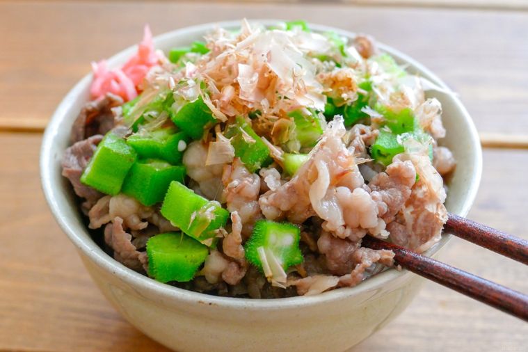 かつぶしオクラ牛丼風を箸ですくい上げる様子