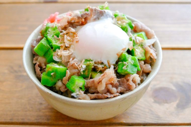 温泉卵をトッピングしたかつぶしオクラ牛丼風
