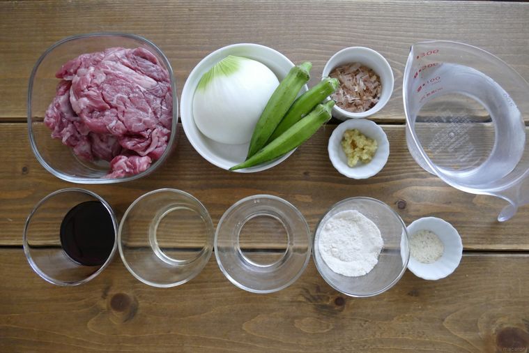 かつぶしオクラ牛丼の材料が並ぶ木製テーブル