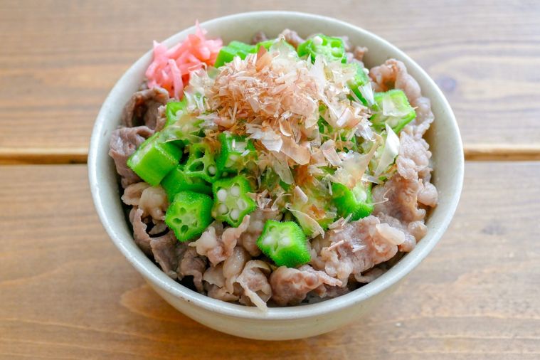 手作りのかつぶしオクラ牛丼を盛り付けた丼