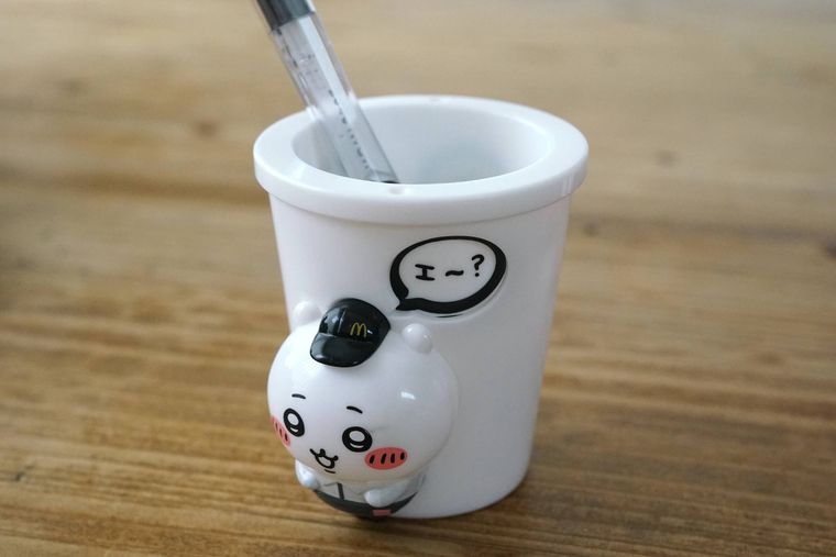 「ちいかわのドリンクカップペンたて」の使用イメージ