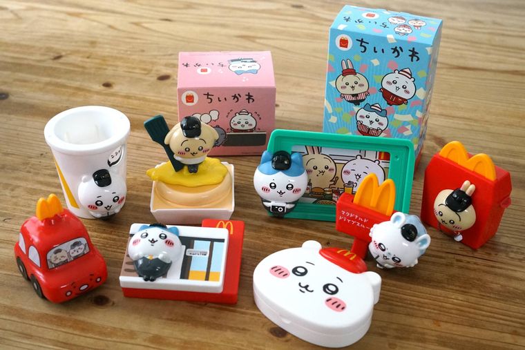 「ハッピーセット®『ちいかわ』」の全種が並んでいる様子