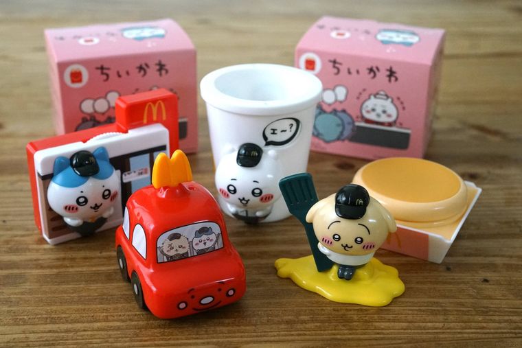 「ハッピーセット®『ちいかわ』」の第1弾商品が並んでいる様子