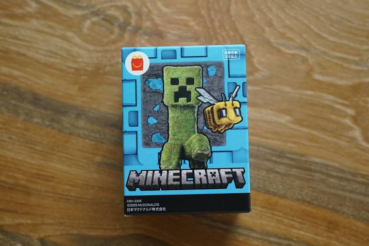 「ハッピーセット®『マインクラフト ザ・ムービー』」の第1弾パッケージ