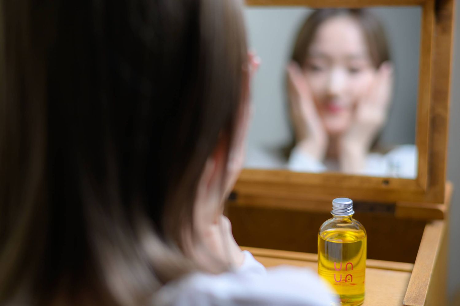 顔にオイルを付けている様子