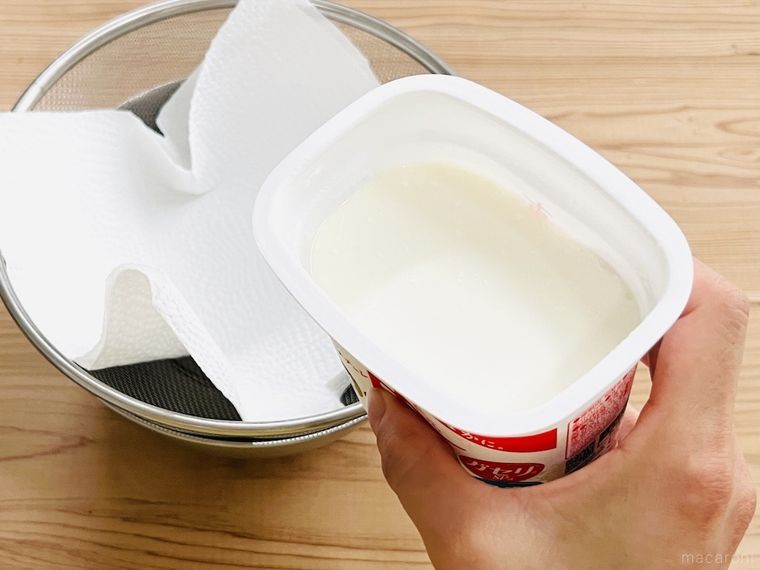ヨーグルトをザルで水切りしようとしている様子