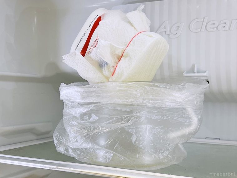 ヨーグルトをパックのまま水切りしている様子