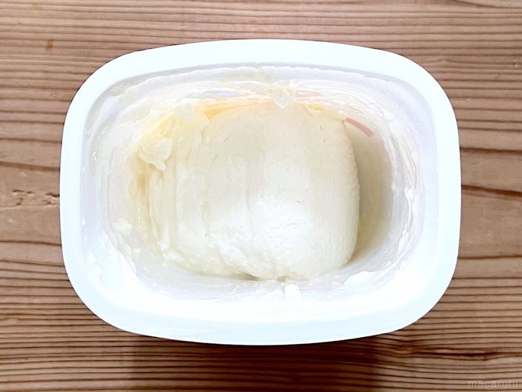 ヨーグルトをパックのまま水切りした様子