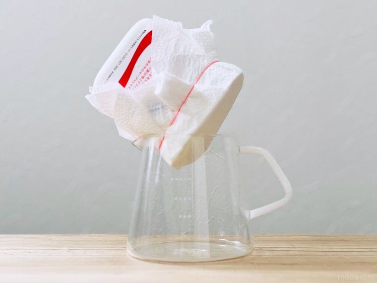 ヨーグルトをパックのまま水切りしている様子