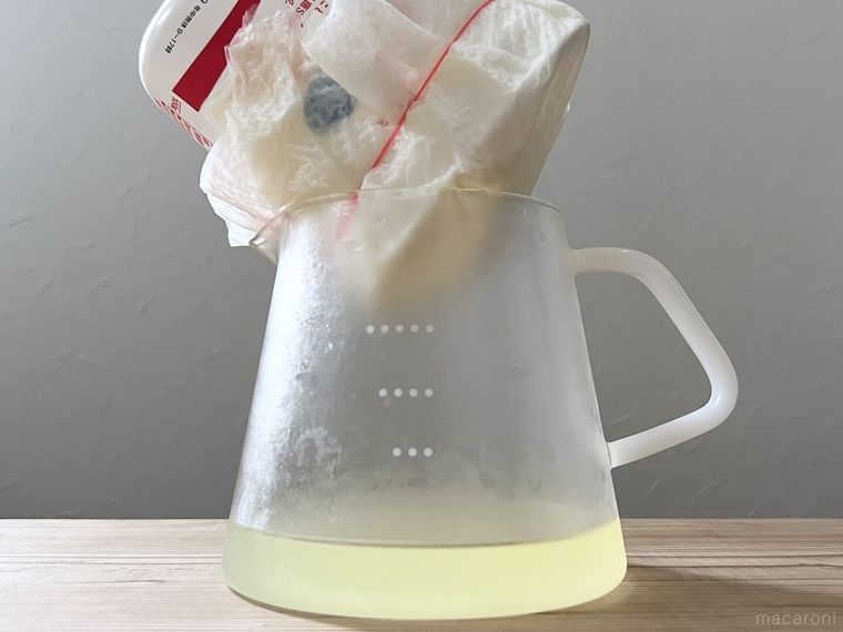 ヨーグルトをパックのまま水切りした様子