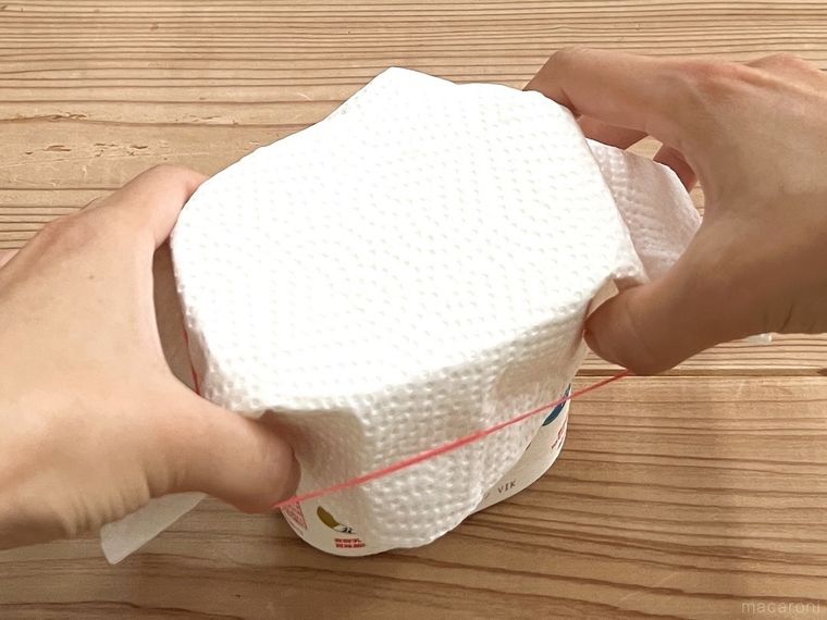 ヨーグルトのパックにキッチンペーパーをかぶせた様子