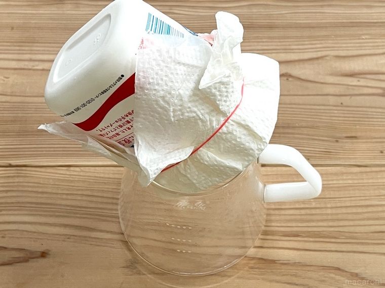 ヨーグルトをパックのまま水切りしている様子