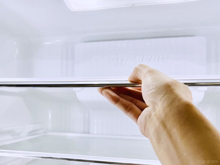 冷蔵庫の棚を外している様子