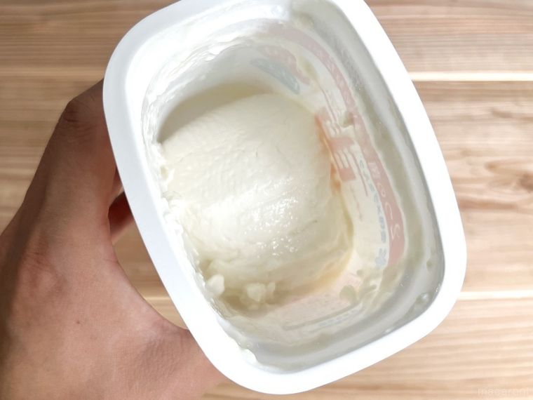 ヨーグルトをパックのまま水切りした様子
