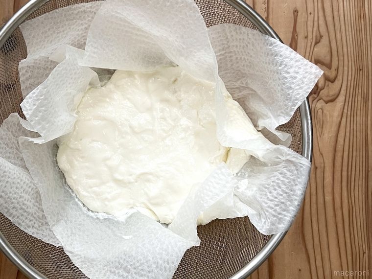 ヨーグルトをザルで水切りした様子