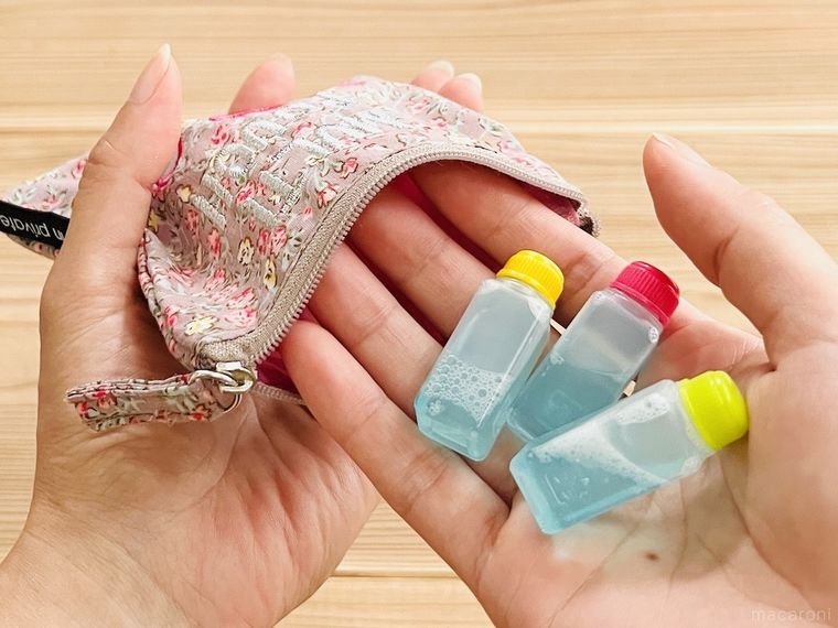 マウスウォッシュが入ったタレビンをポーチに入れようとしている様子