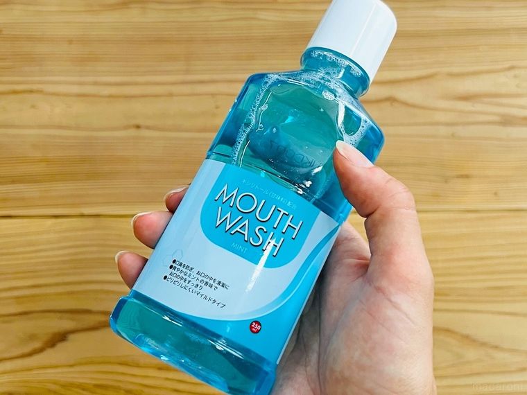 マウスウォッシュを手で持っている様子