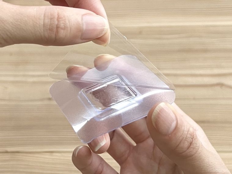 粘着シートのフィルムを剥がしている様子