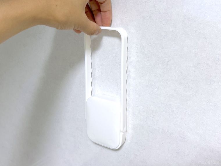 「壁掛けハンガー用フック」のフックをたたんでいる様子