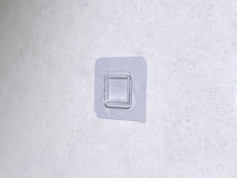 キッチンの壁に粘着シートを貼った様子