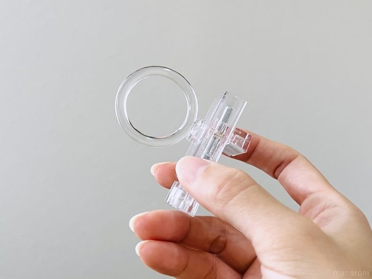 「かもいリングフック」を手で持っている様子