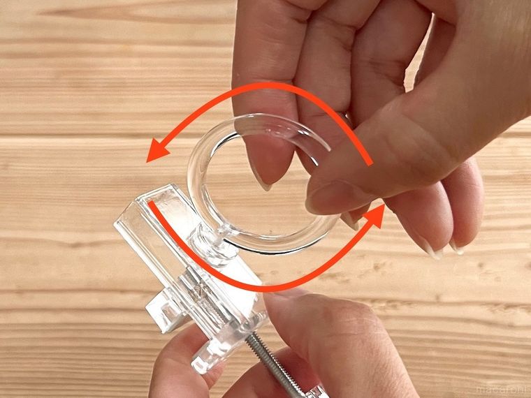 「かもいリングフック」のリングをまわしている様子
