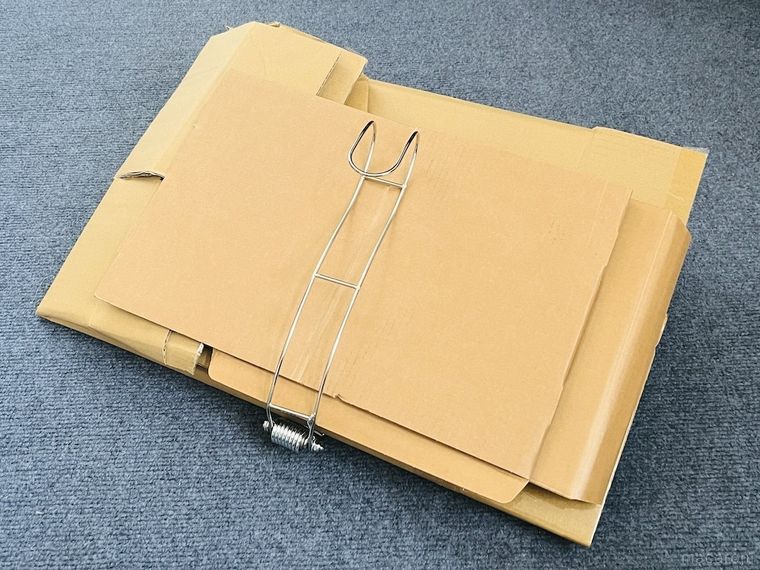 ステンレス布団バサミでダンボールを挟んだ様子