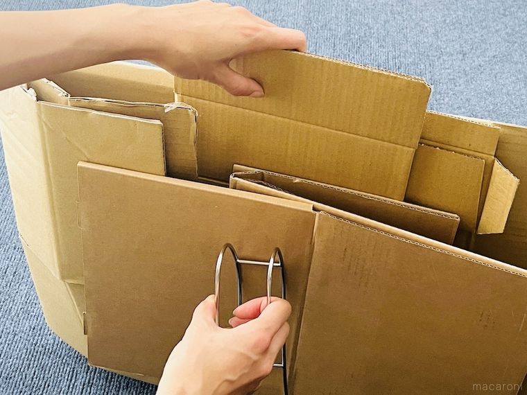 ステンレス布団バサミにダンボールを挟んでいる様子