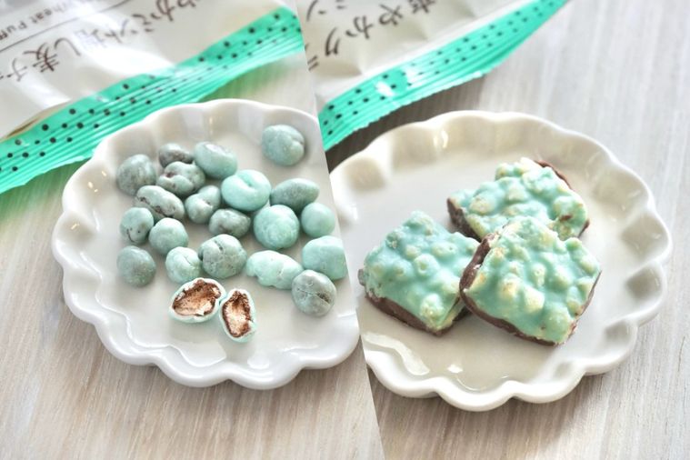 白い木目調のテーブルと白い小皿とチョコミント味の麦チョコとクランチチョコとパッケージの袋