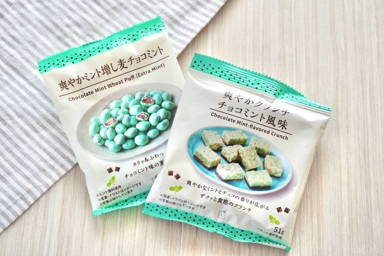 白いテーブルとストライプの布とチョコミントの麦チョコとクランチチョコのパッケージ