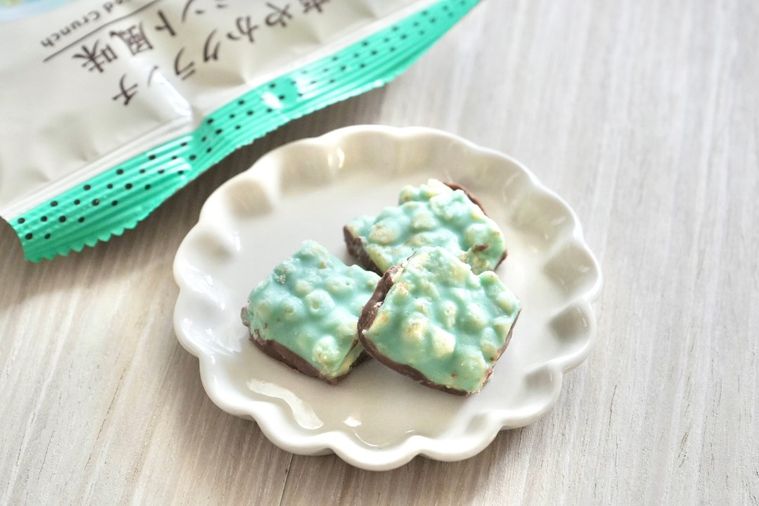 白いテーブルと白い小皿にのったチョコミントのクランチチョコとパッケージ